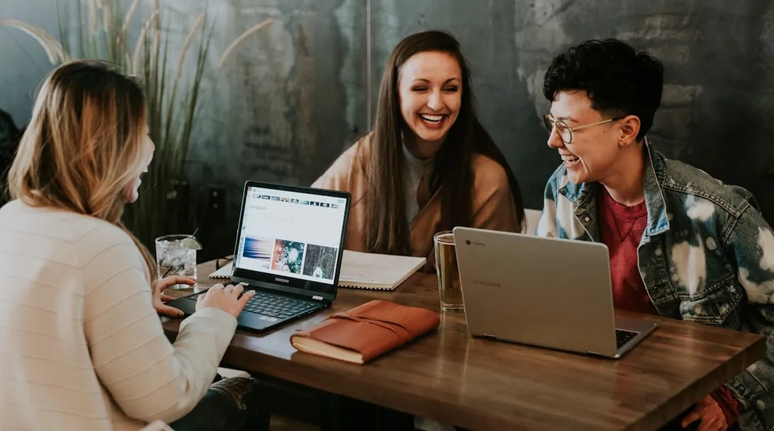 노트북으로 재택근무하는 프리랜서